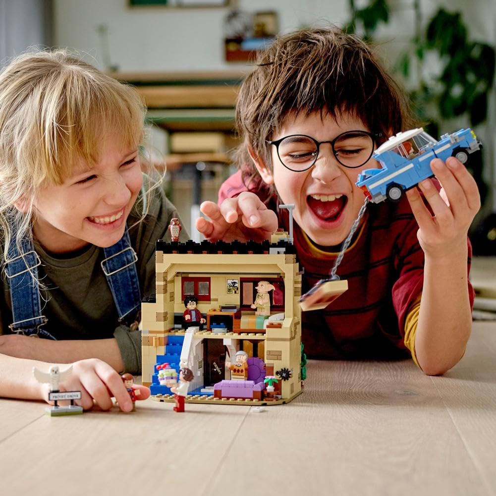 House and Flying Car Toy with Minifigures J6327